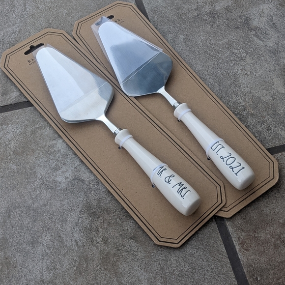 [Rae Dunn] 🍰Wedding Cake Server - Picture 3 of 3